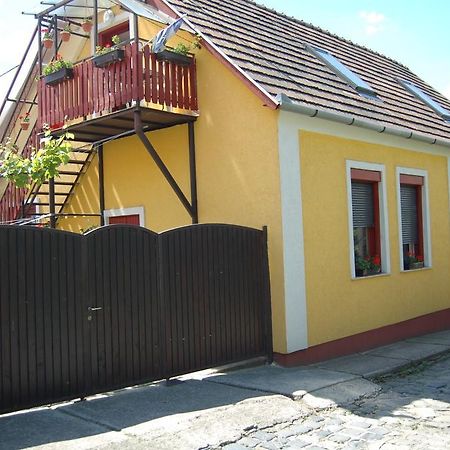 Zach Klara Utcai Apartman วิเชกราด ภายนอก รูปภาพ
