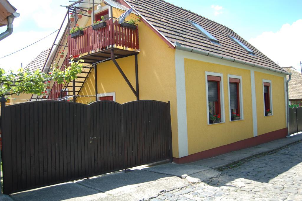 Zach Klara Utcai Apartman วิเชกราด ภายนอก รูปภาพ